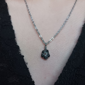 Pentagram z Hematytem minimalistyczny