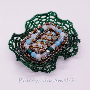 broszka z jadeitami i koronką