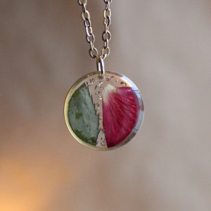 złota zawieszka złoty wisiorek naszyjnik żywica z żywicy kwiaty z kwiatami suszone prawdziwe kwiaty czerwone kwiat róża różą