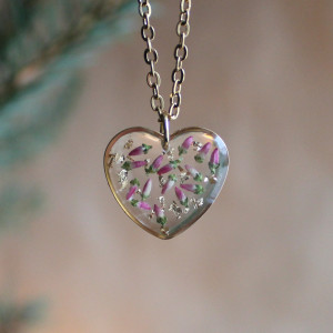 złota zawieszka złoty wisiorek kwiat naszyjnik żywica z żywicy kwiaty serce serduszko różowe róż wrzos wrzosiec