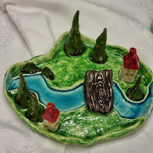 Dekoracyjny talerzyk na biżuterię, ceramika szkliwiona, wypalana dwukrotnie w piecu do wypału ceramiki, mostek i strumyczek to dodatkowy element dekoracyjny, choineczki pięknie eksponują pier