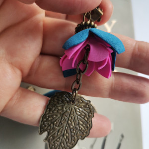 Klipsy sztucznym wdziękiem epatuje