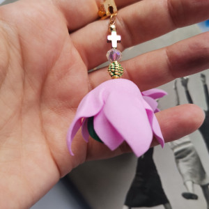 Klipsy sztucznym wdziękiem epatuje