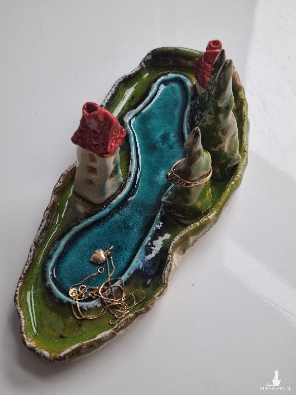 Dekoracyjny talerzyk na biżuterię z podłużnym jeziorkiem