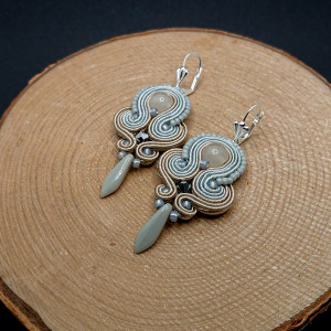 SZARO-BEŻOWE WISZĄCE KOLCZYKI SUTASZ