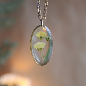 Złota zawieszka złoty wisiorek kwiat naszyjnik żywica z żywicy kwiaty z kwiatami kobieca delikatna na prezent