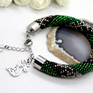 zielona bransoletka z koralików z kotem - ukośnik
