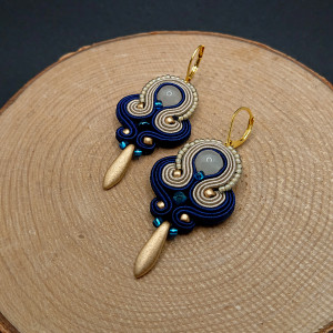 Beżowo-granatowe wiszące kolczyki sutasz