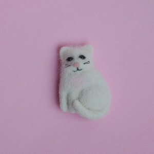 Broszka - biały kotek