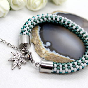 bransoletka z drobniutkich koralików z listkiem