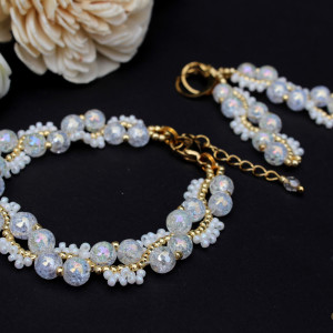 delikatny komplet biżuterii z białych koralików