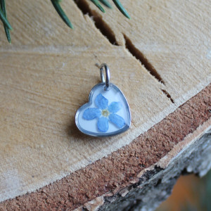 Srebrna zawieszka srebrny wisiorek niezapominajki kwiat naszyjnik żywica z żywicy kwiaty z kwiatami niezapominajka z niezapominajkami serce serduszko kobieca delikatna na prezent