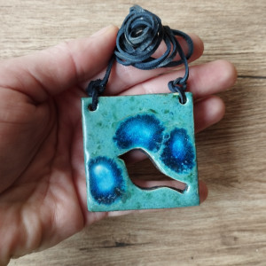 Wisior ażurowy ptak niebieski z efektem