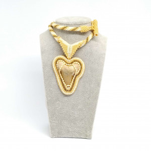 Naszyjnik z zębem rekina