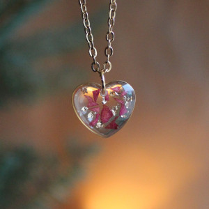 złota zawieszka złoty wisiorek kwiat naszyjnik żywica z żywicy kwiaty z kwiatami  serce serduszko czerwone róża różą