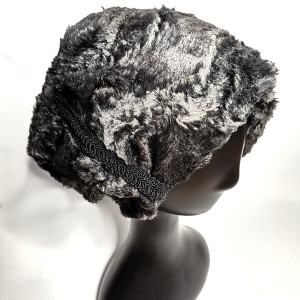 Futrzana szara czapka ze wstawka koronki