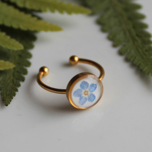 Złoty pierścionek regulowany z kwiatami suszone kwiaty żywica epoksydowa naturalny z niezapominajkami niezapominajki niezapominajka