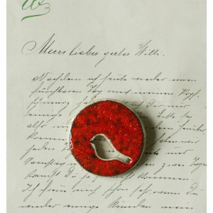 Broszka ażurowy ptak karminowa