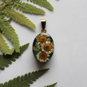 złota zawieszka złoty wisiorek naszyjnik kwiaty żywica epoksydowa jubilerska z kwiatami stokrotka stokrotki ze stokrotkami zielona butelkowa zieleń