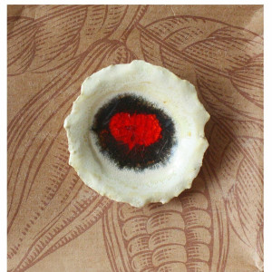 Broszka kwiatek ze szklanym oczkiem