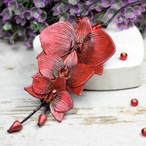 Długi, bordowy wisior orchidee