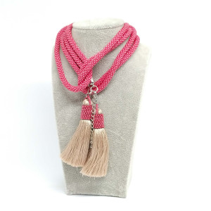 Długi czerwony naszyjnik z koralików