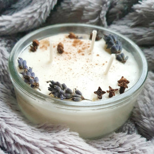 Piękna świeca sojowa z romantyczną dekoracją, świeczka sojowa 100%