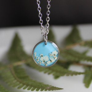 Srebrna zawieszka z prawdziwymi kwiatami niebieska biżuteria z żywicy epoksydowej