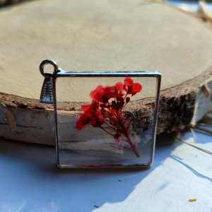 Wisiorek z żywicy - czerwone kwiaty