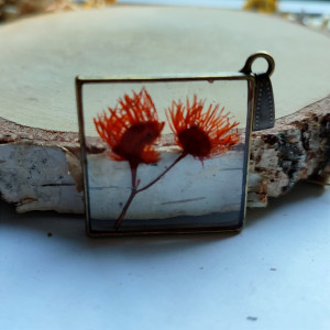 Wisiorek z żywicy - pomarańczowe kwiaty