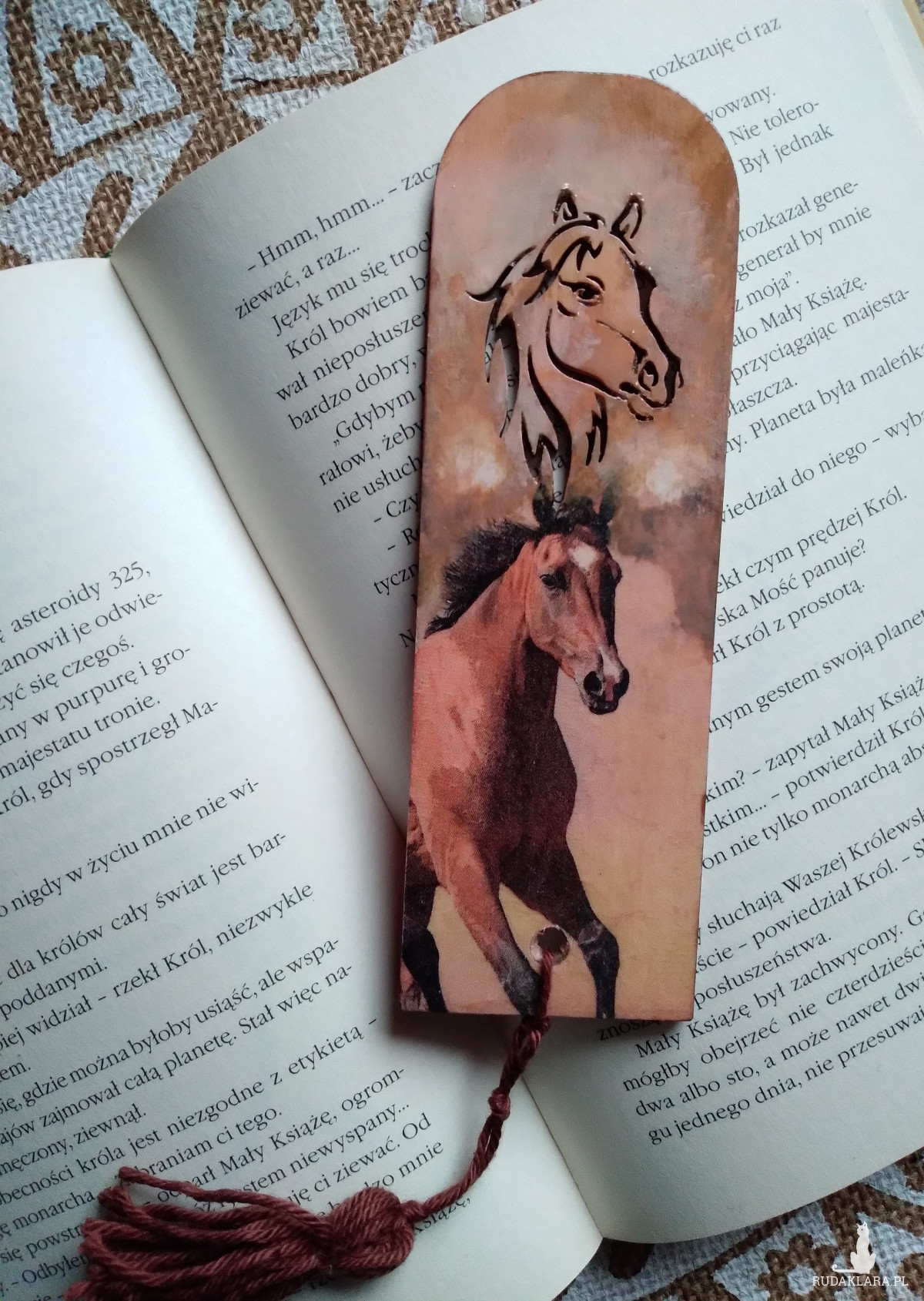 Drewniana zakładka do książki piękne konie w galopie ogiery wycięta głowa konia decoupage
