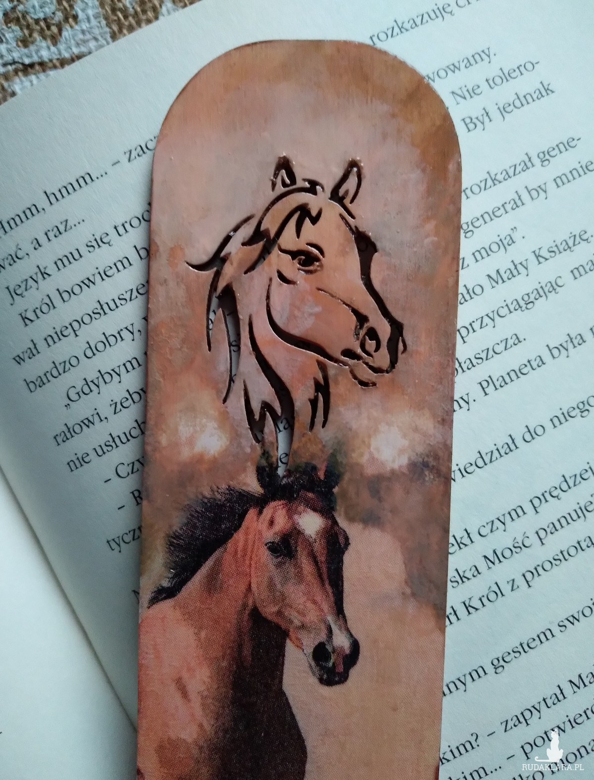 Drewniana zakładka do książki piękne konie w galopie ogiery wycięta głowa konia decoupage