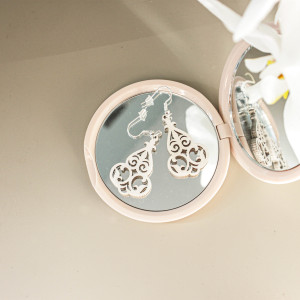 Ażurowe białe drewniane kolczyki