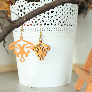 Ażurowe złote drewniane kolczyki