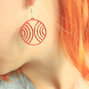 Geometryczne okrągłe czerwone drewniane kolczyki