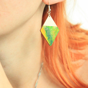 Drewniane wiszące zielone kolczyki romb