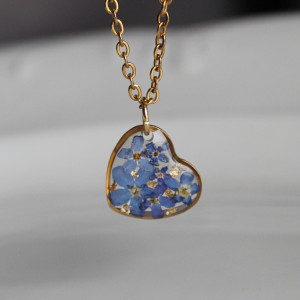 Złota zawieszka złoty wisiorek niezapominajki kwiat naszyjnik żywica z żywicy kwiaty z kwiatami niezapominajka z niezapominajkami serce serduszko