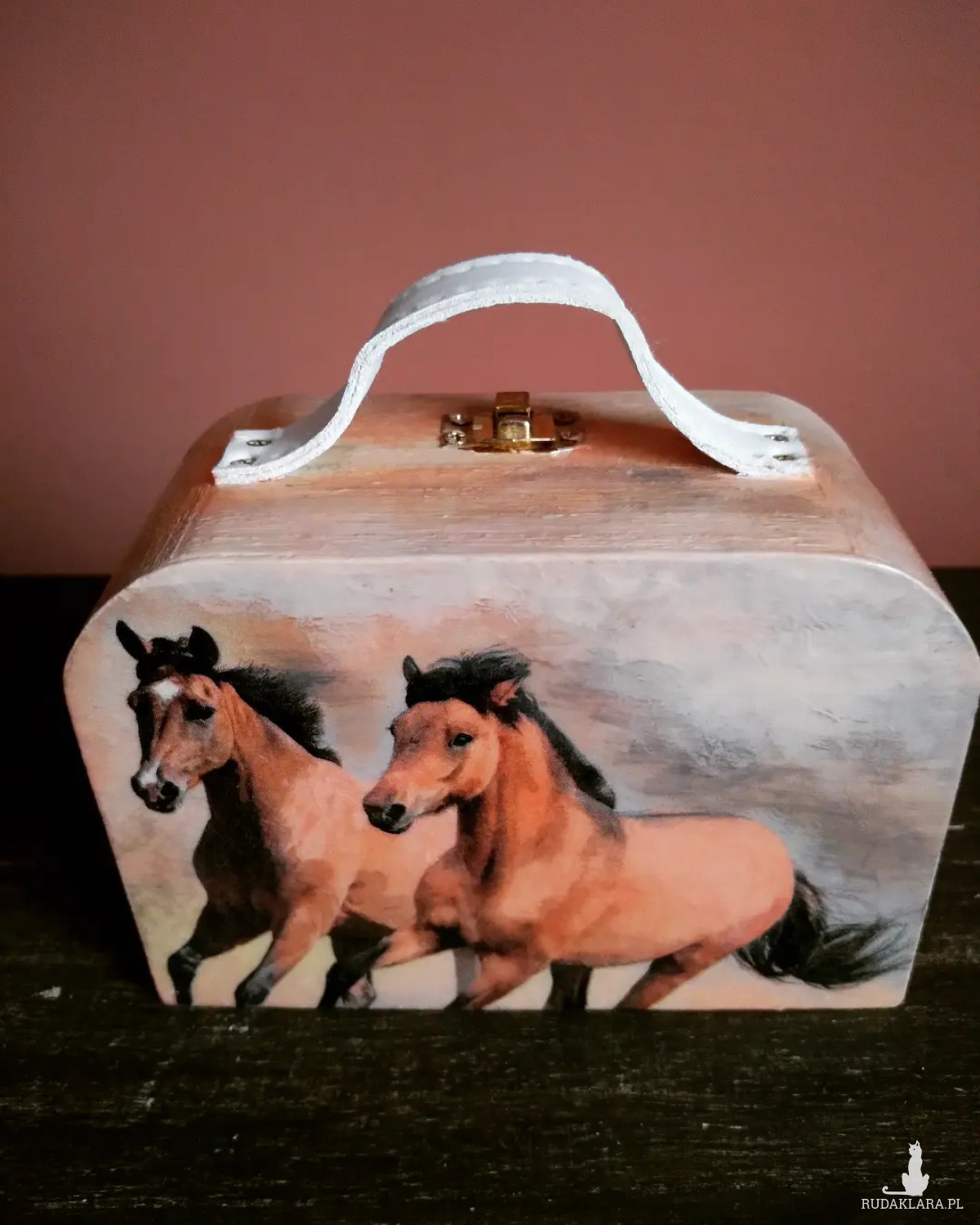 Drewniana szkatułka walizka konie w galopie ogiery decoupage