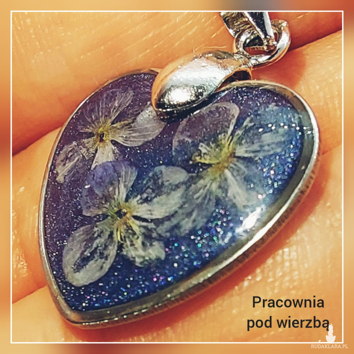piękny komplet biżuterii granatowe serca z kwiatem przetacznika walentynki sztyfty
