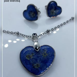 piękny komplet biżuterii granatowe serca z kwiatem przetacznika walentynki sztyfty