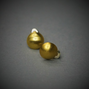 Miseczki - kolczyki sztyfty z mosiądzu.