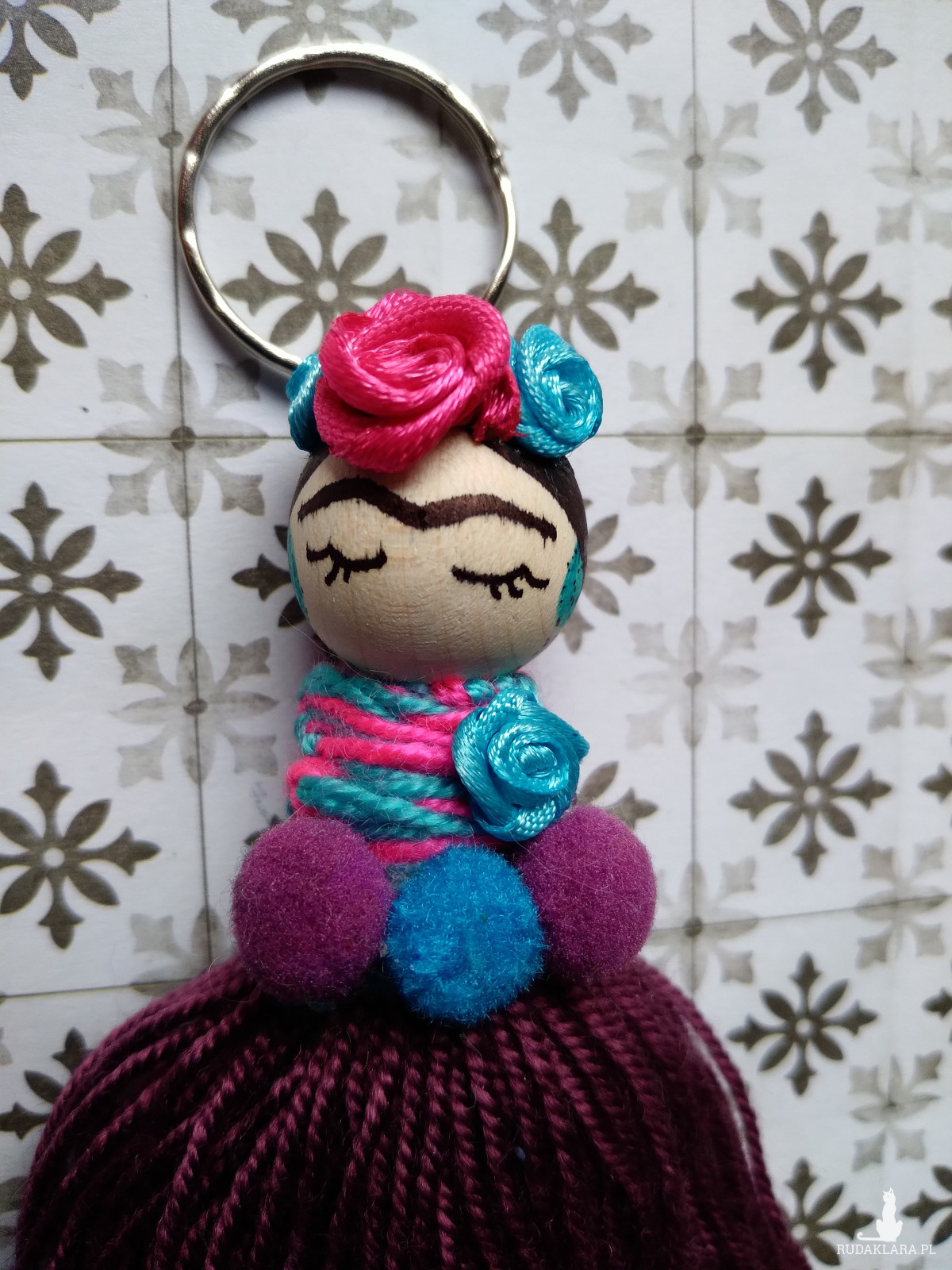 Kolorowy brelok do kluczy do torebki Frida Kahlo makrama satynowe róże