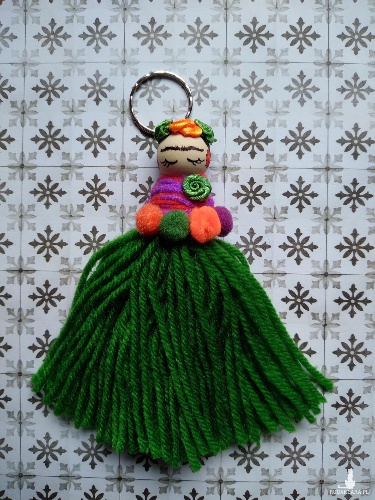 Kolorowy brelok do kluczy do torebki Frida Kahlo makrama satynowe róże