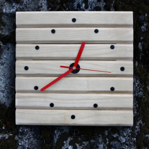 Niebanalny drewniany zegar ścienny z czerwonymi wskazówkami