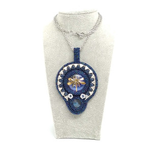 Wisior z labradorytem i ważką