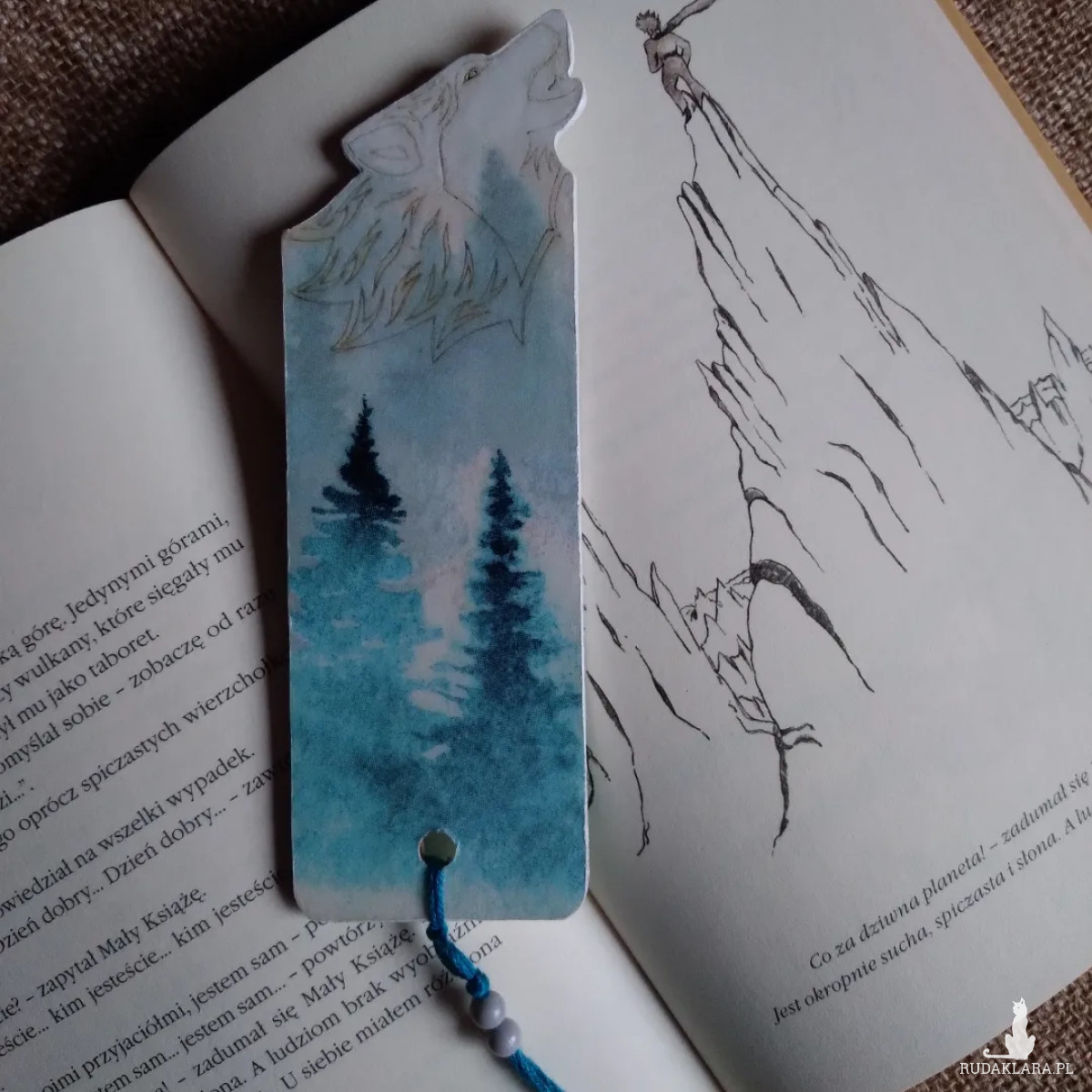 Drewniana zakładka do książki wilk wypalana głowa wilka motyw lasu niebieskie choinki las we mgle decoupage