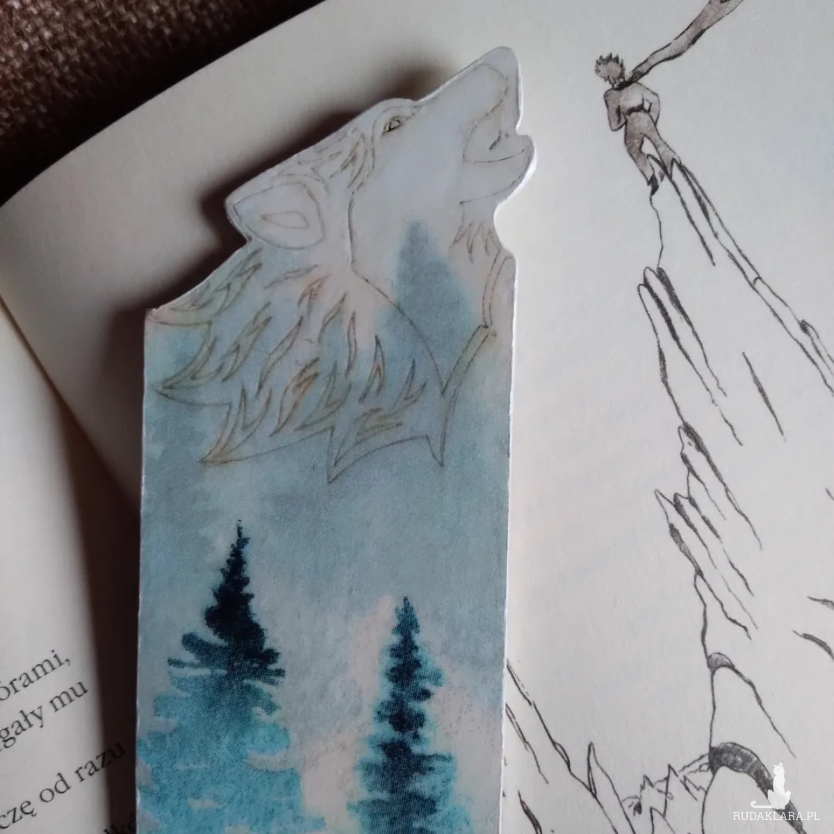 Drewniana zakładka do książki wilk wypalana głowa wilka motyw lasu niebieskie choinki las we mgle decoupage