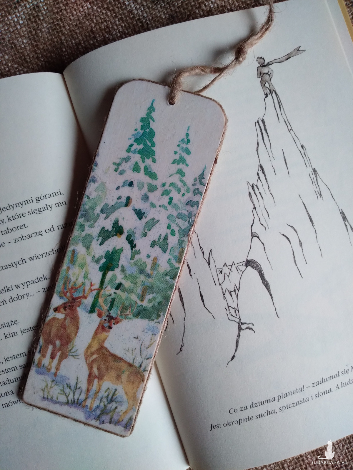 Drewniana zakładka do książki dostojne jelenie jelonki las zima zimowa sceneria decoupage