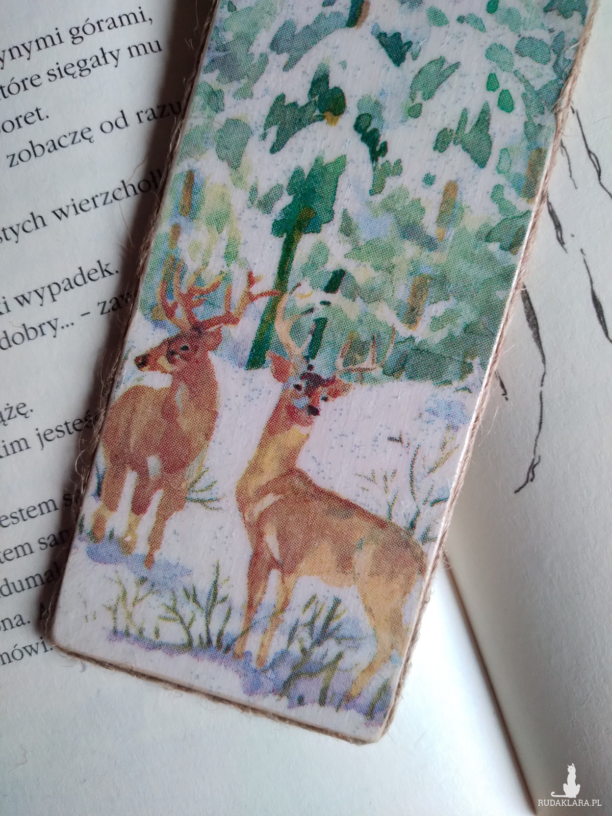 Drewniana zakładka do książki dostojne jelenie jelonki las zima zimowa sceneria decoupage
