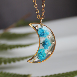złota zawieszka złoty wisiorek naszyjnik żywica z żywicy kwiaty z kwiatami księżyc niebieskie kwiaty niebieska gipsówka